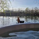 Cosy Waterfront With Hot Tub Σπίτι διακοπών