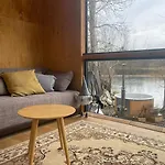 Σπίτι διακοπών Cosy Waterfront With Hot Tub Jahodná