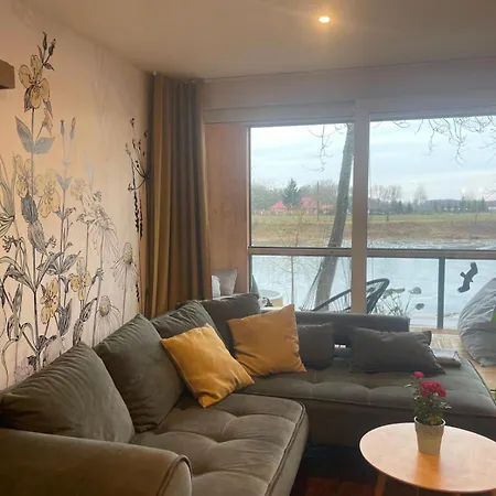 Cosy Waterfront With Hot Tub *