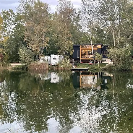 Cosy Waterfront With Hot Tub Jahodna