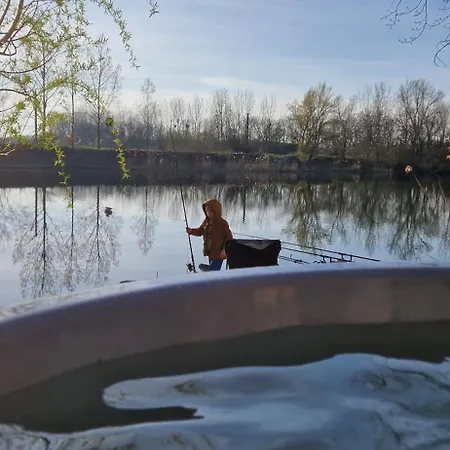 Cosy Waterfront With Hot Tub Сasa de vacaciones