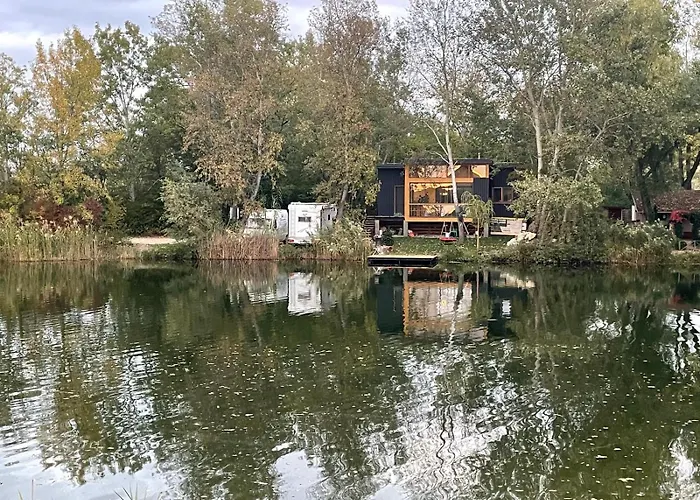 Cosy Waterfront With Hot Tub Jahodna